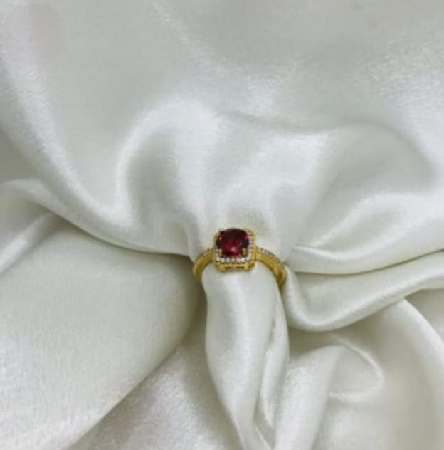 Vintage-Inspired Ruby Crystal Ring - Gold